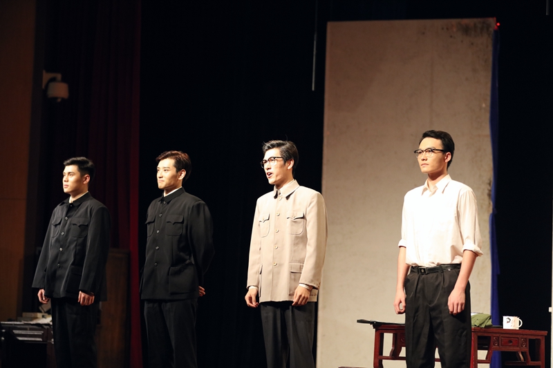 钱宝钧、张方佐、张锡昌等人商讨创办华东纺织工学院。