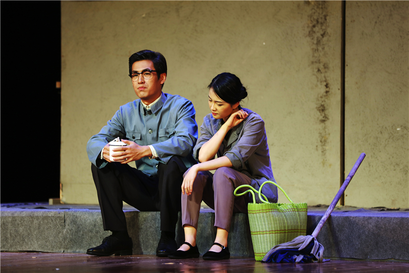 文革期间王箴看望正在劳动改造的钱宝钧。