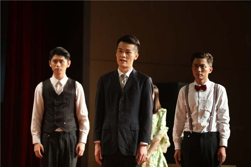 青年钱宝钧机智应对德国人造丝厂厂长的刁难。